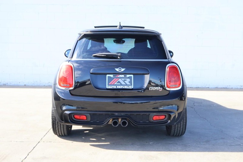 MINI Cooper Hardtop Vehicle Full-screen Gallery Image 06
