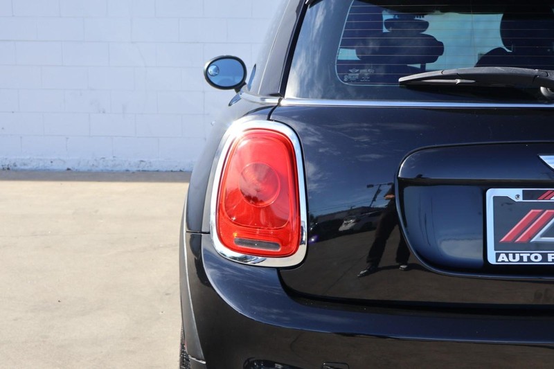 MINI Cooper Hardtop Vehicle Full-screen Gallery Image 07