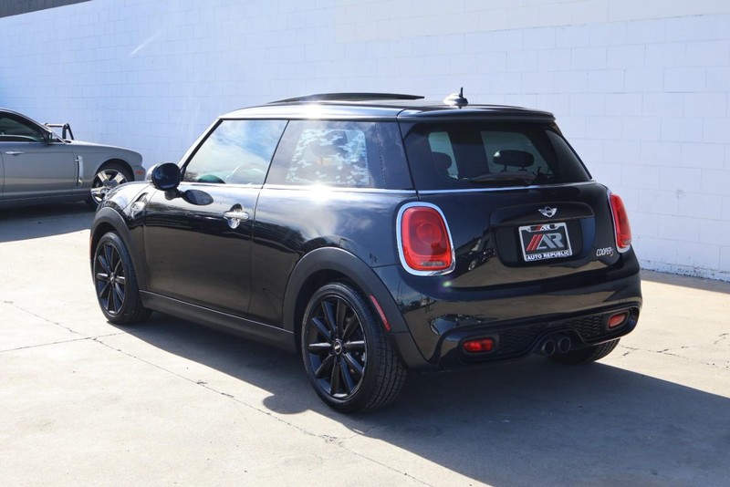 MINI Cooper Hardtop Vehicle Full-screen Gallery Image 08