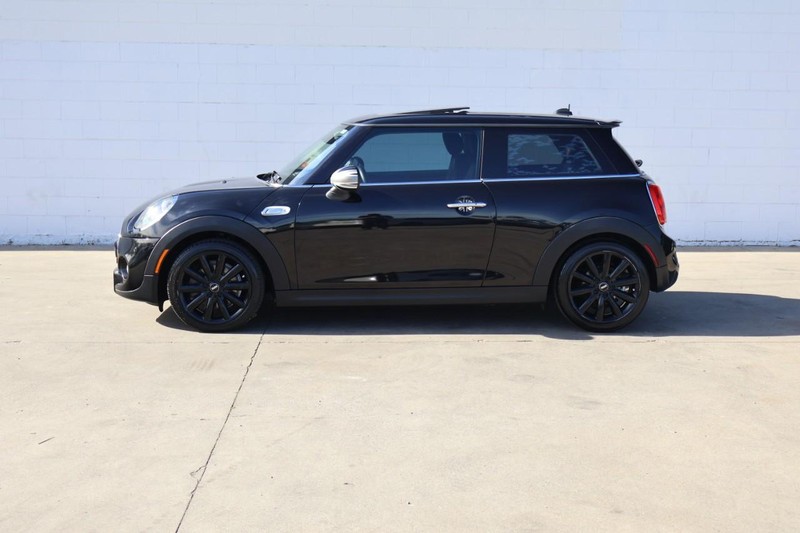 MINI Cooper Hardtop Vehicle Full-screen Gallery Image 09