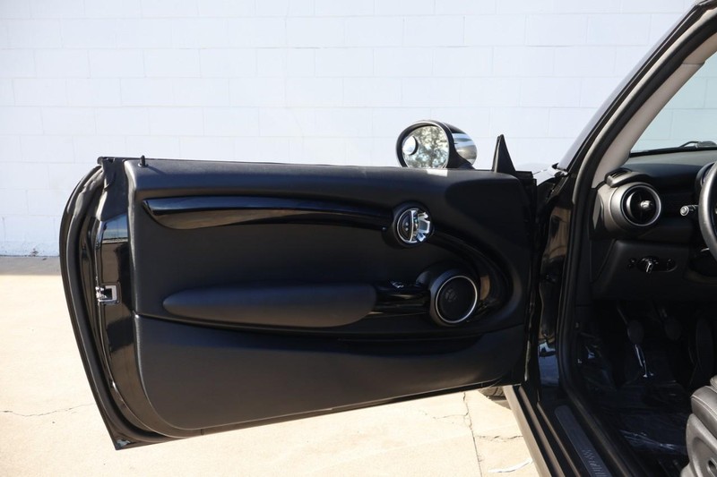 MINI Cooper Hardtop Vehicle Full-screen Gallery Image 13