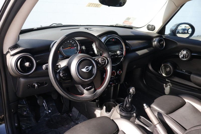 MINI Cooper Hardtop Vehicle Full-screen Gallery Image 15