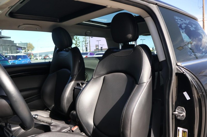 MINI Cooper Hardtop Vehicle Full-screen Gallery Image 16