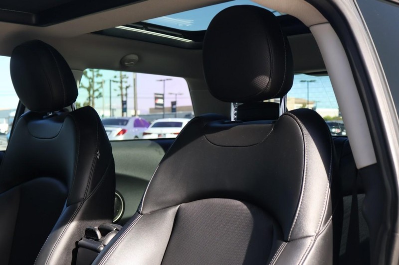 MINI Cooper Hardtop Vehicle Full-screen Gallery Image 17