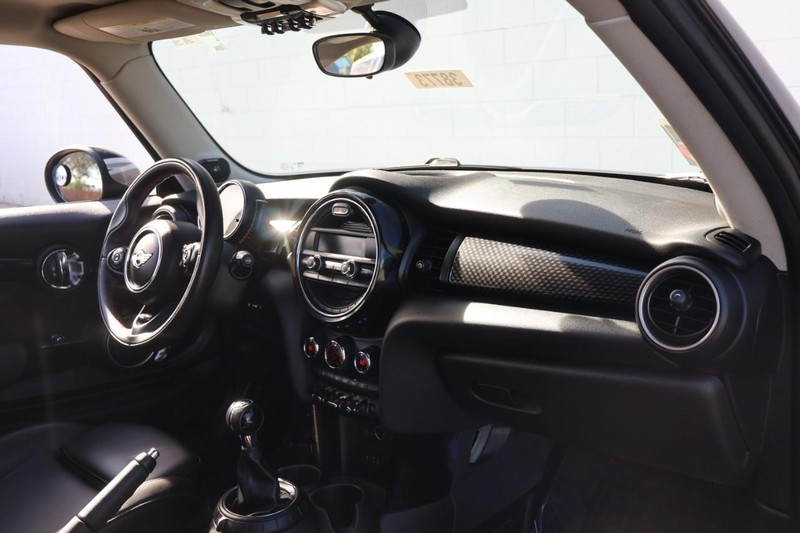 MINI Cooper Hardtop Vehicle Full-screen Gallery Image 18