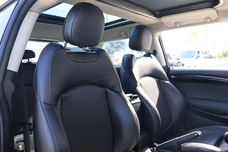 MINI Cooper Hardtop Vehicle Full-screen Gallery Image 19