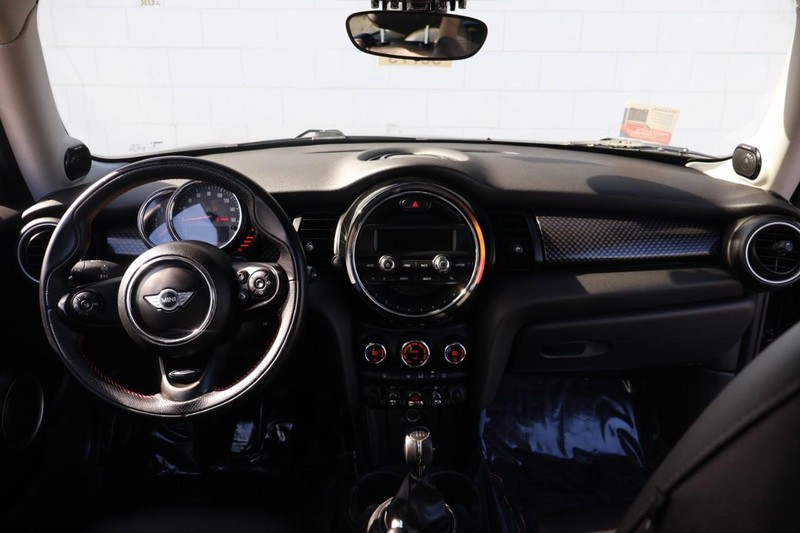 MINI Cooper Hardtop Vehicle Full-screen Gallery Image 21