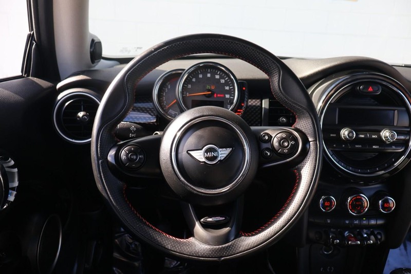 MINI Cooper Hardtop Vehicle Full-screen Gallery Image 23