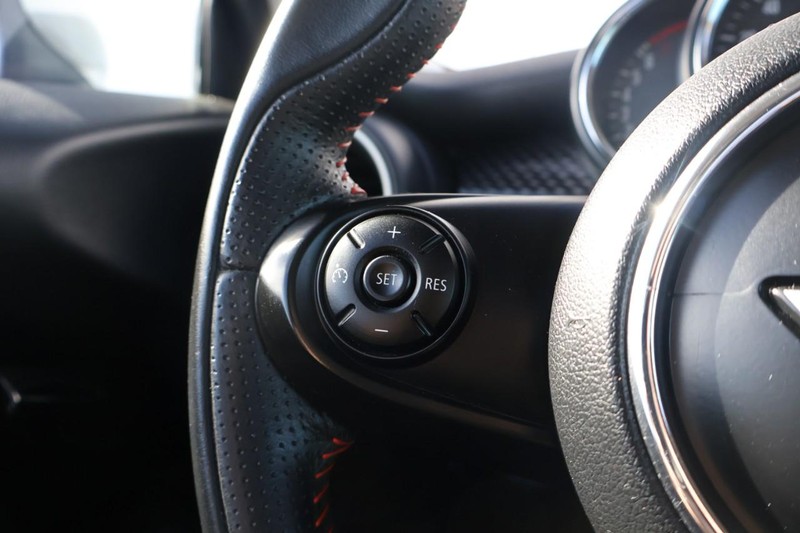 MINI Cooper Hardtop Vehicle Full-screen Gallery Image 24