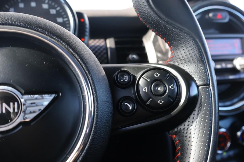 MINI Cooper Hardtop Vehicle Full-screen Gallery Image 25