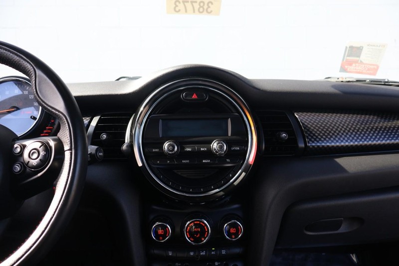 MINI Cooper Hardtop Vehicle Full-screen Gallery Image 26