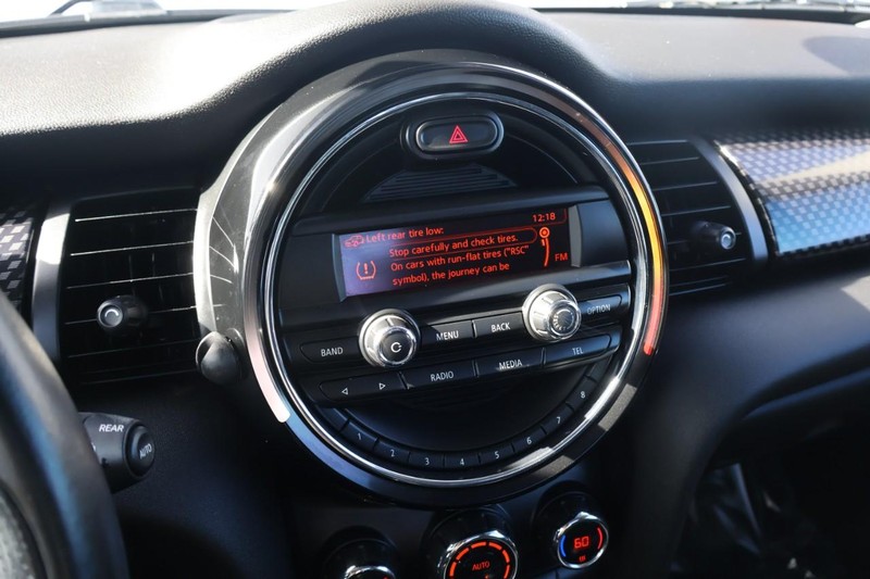 MINI Cooper Hardtop Vehicle Full-screen Gallery Image 27