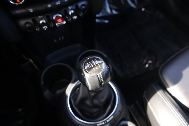 MINI Cooper Hardtop Vehicle Full-screen Gallery Image 29