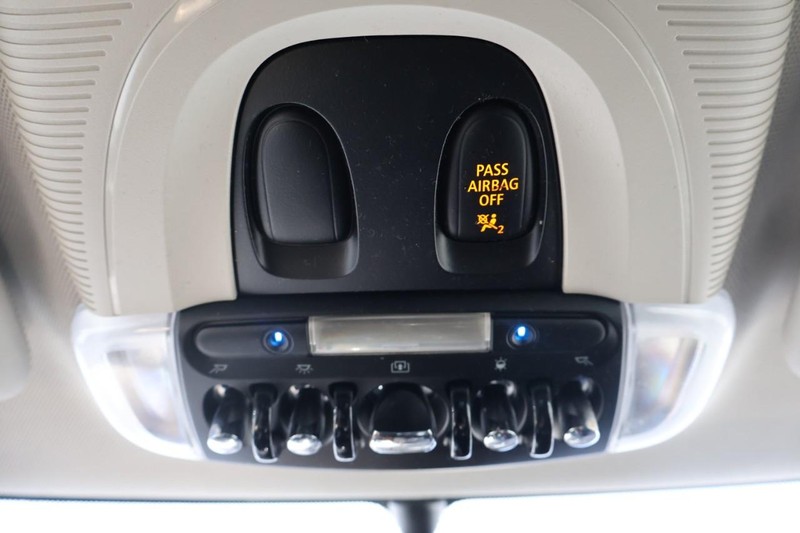 MINI Cooper Hardtop Vehicle Full-screen Gallery Image 31