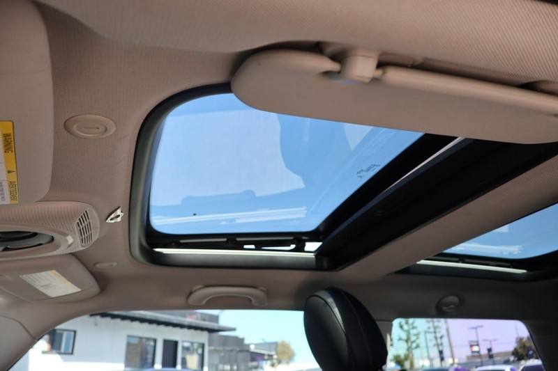 MINI Cooper Hardtop Vehicle Full-screen Gallery Image 32