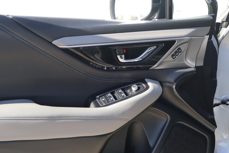 Subaru Outback Vehicle Full-screen Gallery Image 16