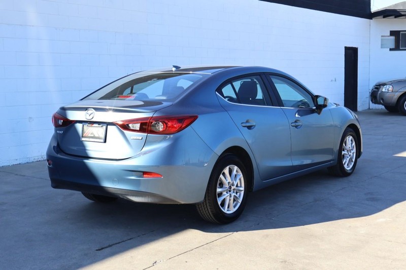 Mazda Mazda3 Sedan Vehicle Full-screen Gallery Image 05