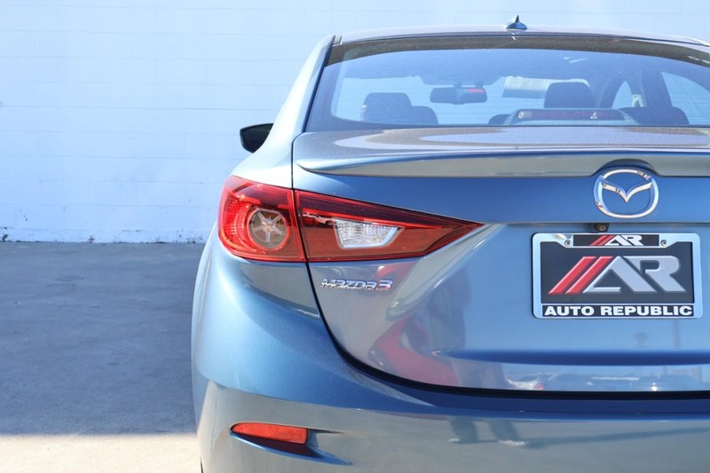 Mazda Mazda3 Sedan Vehicle Full-screen Gallery Image 07