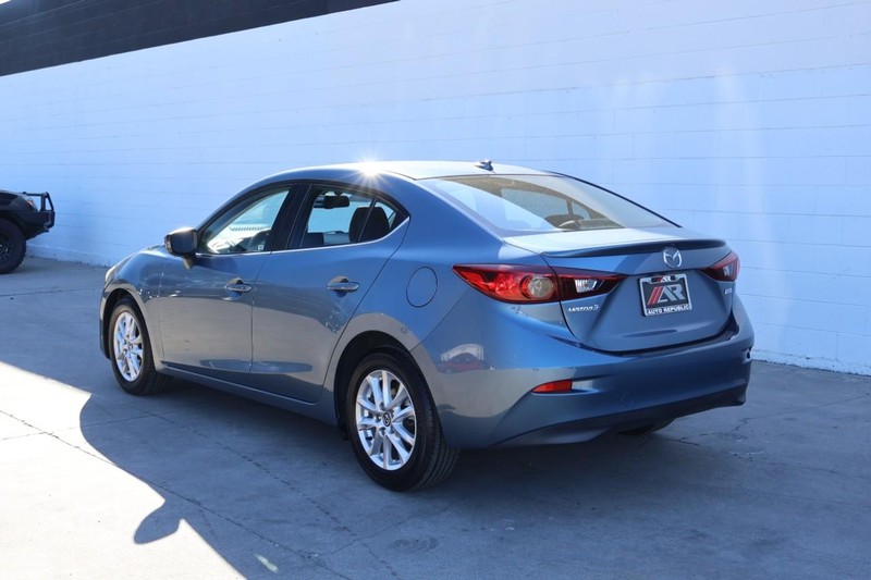 Mazda Mazda3 Sedan Vehicle Full-screen Gallery Image 09