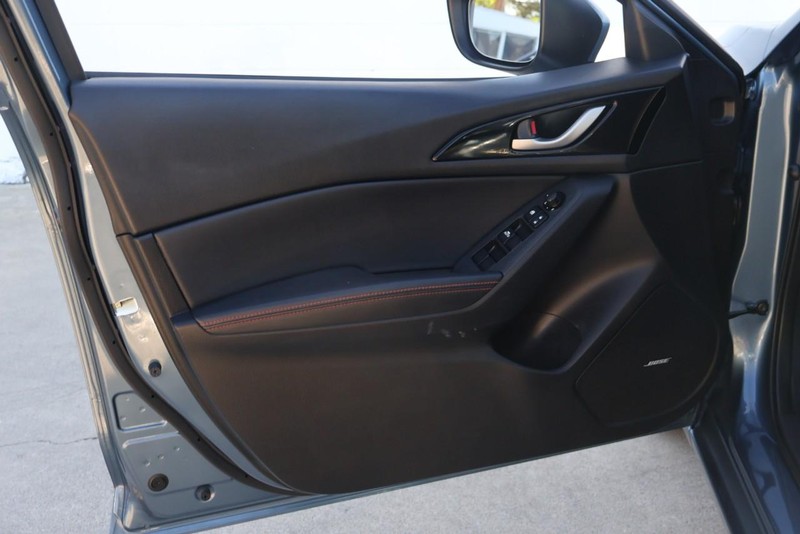 Mazda Mazda3 Sedan Vehicle Full-screen Gallery Image 14