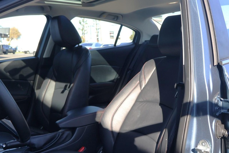 Mazda Mazda3 Sedan Vehicle Full-screen Gallery Image 16