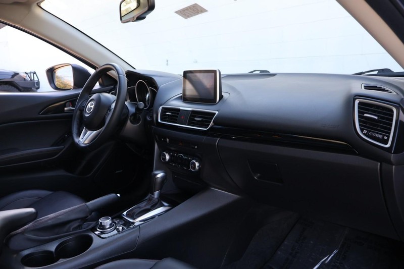 Mazda Mazda3 Sedan Vehicle Full-screen Gallery Image 17