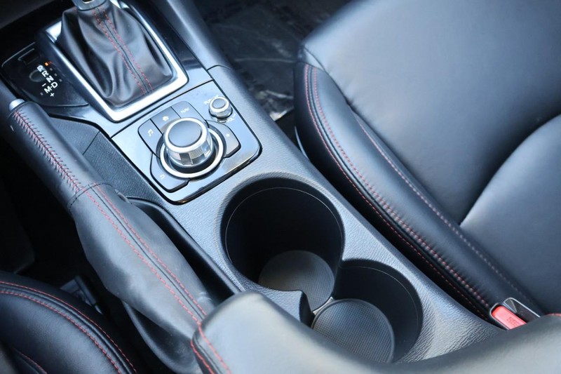 Mazda Mazda3 Sedan Vehicle Full-screen Gallery Image 32