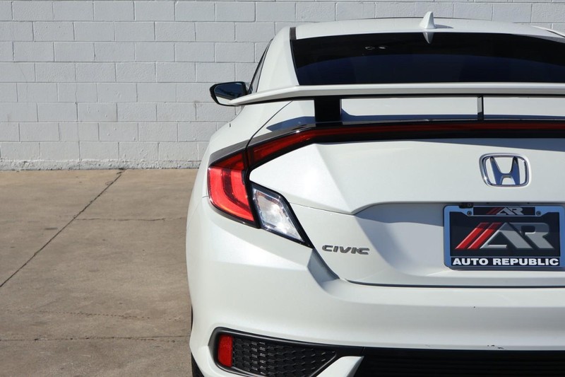 Honda Civic Coupe Vehicle Full-screen Gallery Image 07