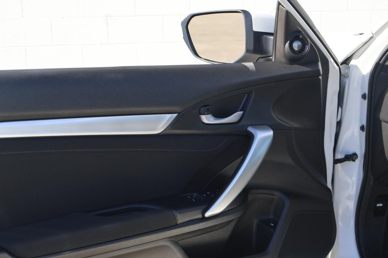 Honda Civic Coupe Vehicle Full-screen Gallery Image 15