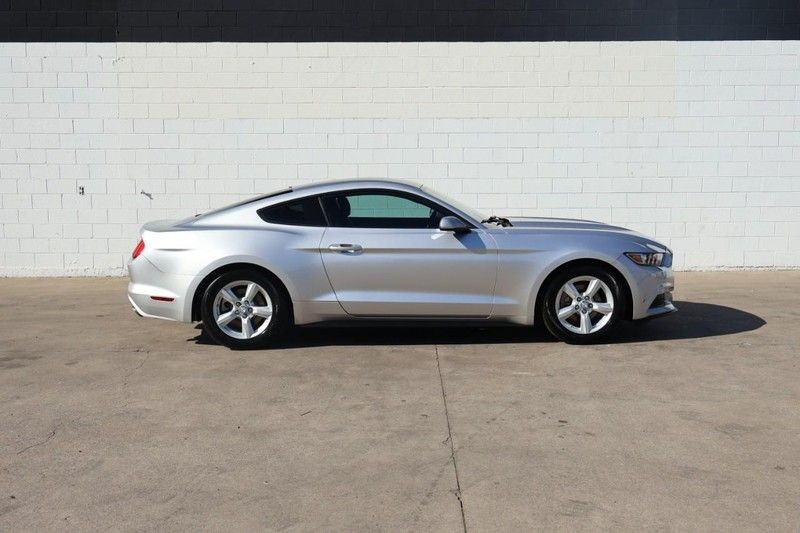 Ford Mustang Vehicle Full-screen Gallery Image 04