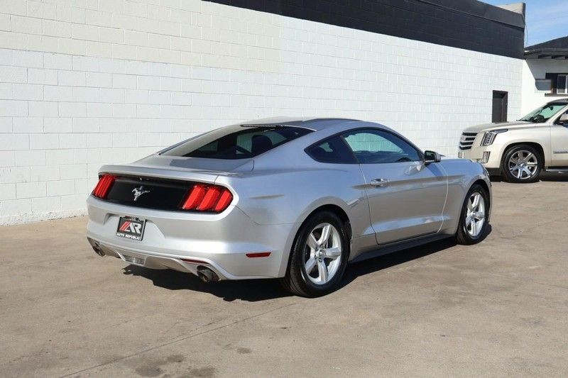 Ford Mustang Vehicle Full-screen Gallery Image 05