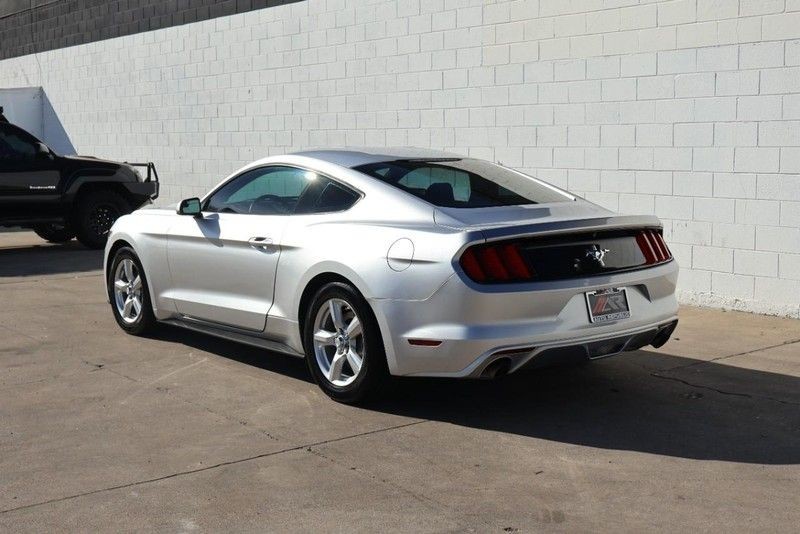 Ford Mustang Vehicle Full-screen Gallery Image 09