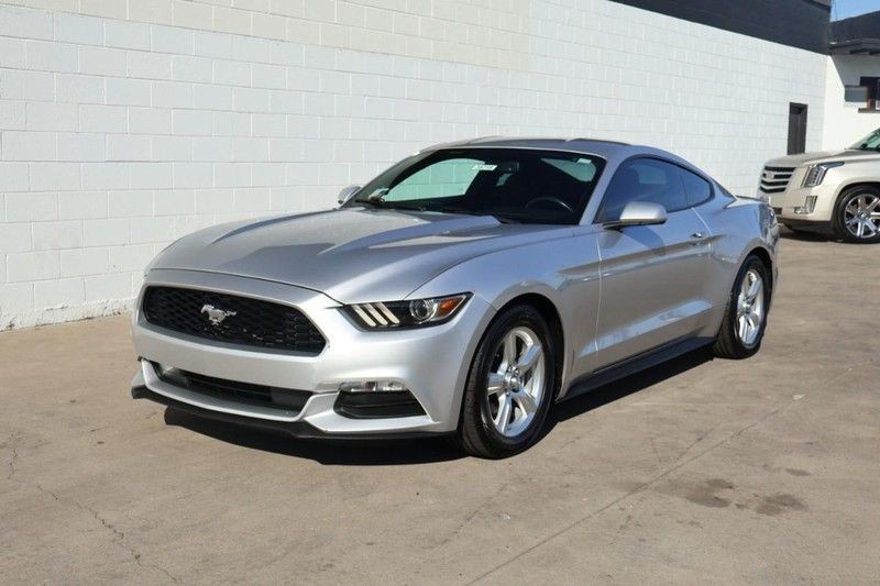 Ford Mustang Vehicle Full-screen Gallery Image 11