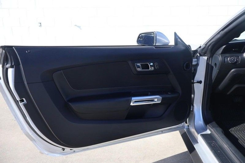 Ford Mustang Vehicle Full-screen Gallery Image 14