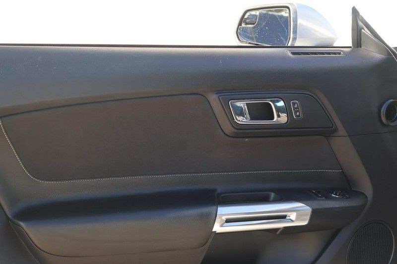 Ford Mustang Vehicle Full-screen Gallery Image 15