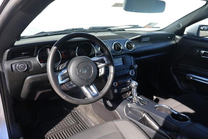 Ford Mustang Vehicle Full-screen Gallery Image 16