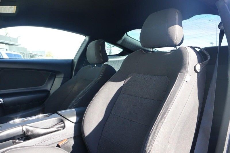 Ford Mustang Vehicle Full-screen Gallery Image 17