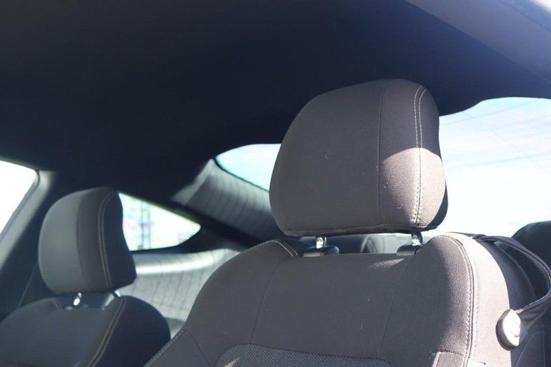 Ford Mustang Vehicle Full-screen Gallery Image 18