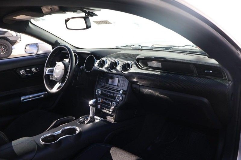 Ford Mustang Vehicle Full-screen Gallery Image 19