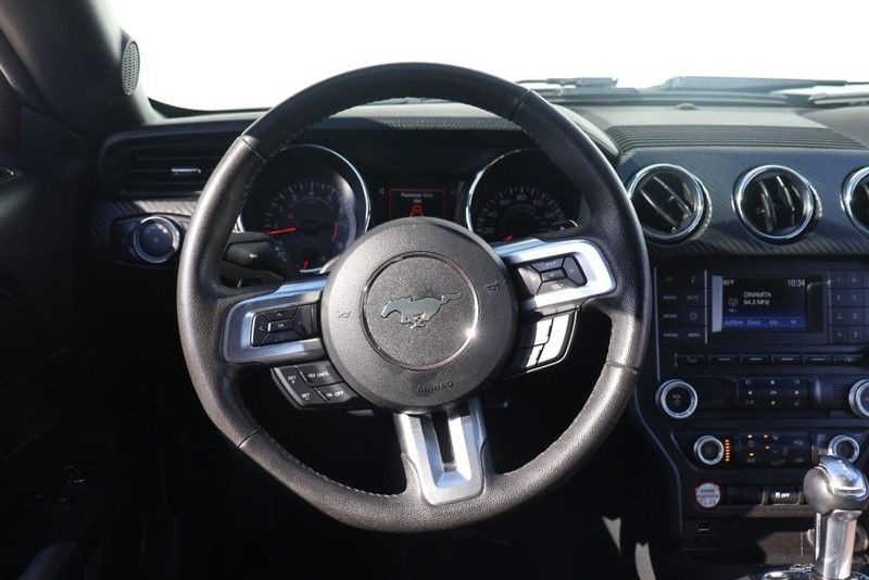 Ford Mustang Vehicle Full-screen Gallery Image 23