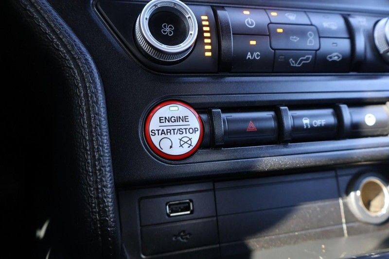 Ford Mustang Vehicle Full-screen Gallery Image 30