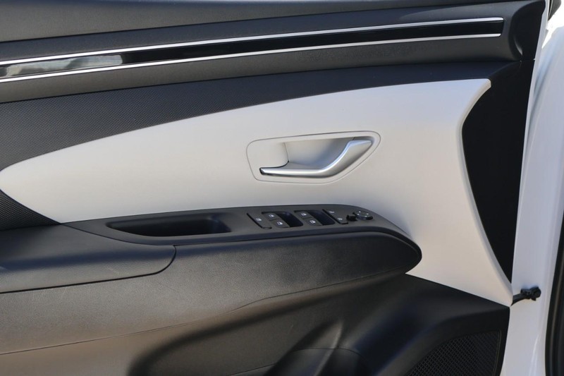 Hyundai Tucson Vehicle Full-screen Gallery Image 16