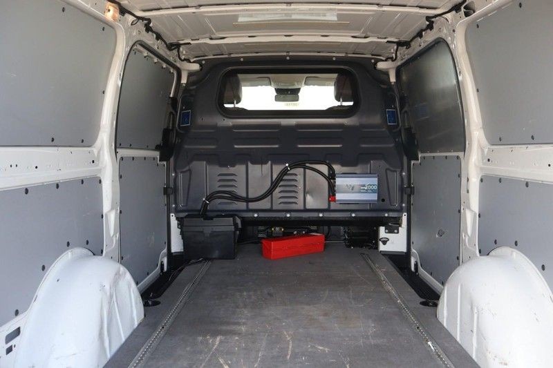 Mercedes-Benz Metris Cargo Van Vehicle Full-screen Gallery Image 09