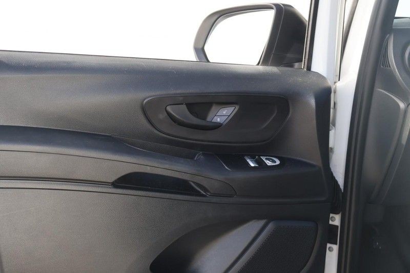 Mercedes-Benz Metris Cargo Van Vehicle Full-screen Gallery Image 16