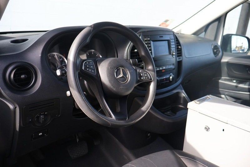 Mercedes-Benz Metris Cargo Van Vehicle Full-screen Gallery Image 17