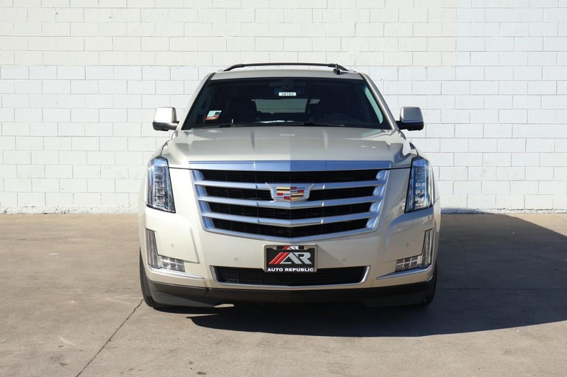 Cadillac Escalade ESV Vehicle Full-screen Gallery Image 02