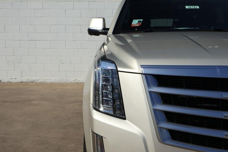 Cadillac Escalade ESV Vehicle Full-screen Gallery Image 03