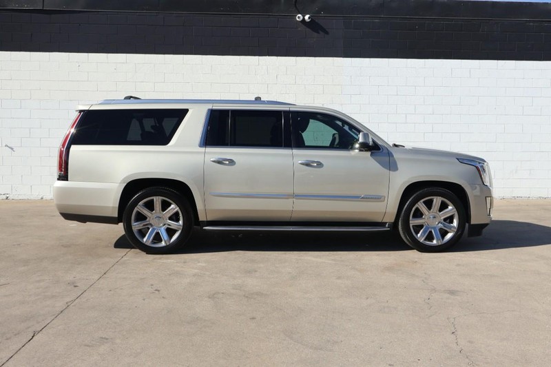 Cadillac Escalade ESV Vehicle Full-screen Gallery Image 04
