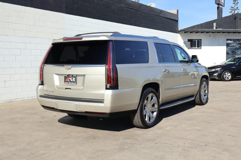 Cadillac Escalade ESV Vehicle Full-screen Gallery Image 05