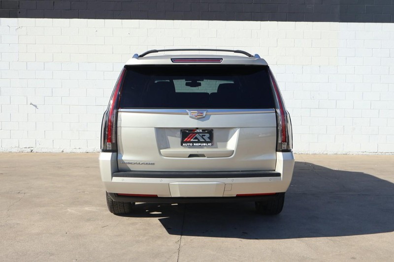 Cadillac Escalade ESV Vehicle Full-screen Gallery Image 06